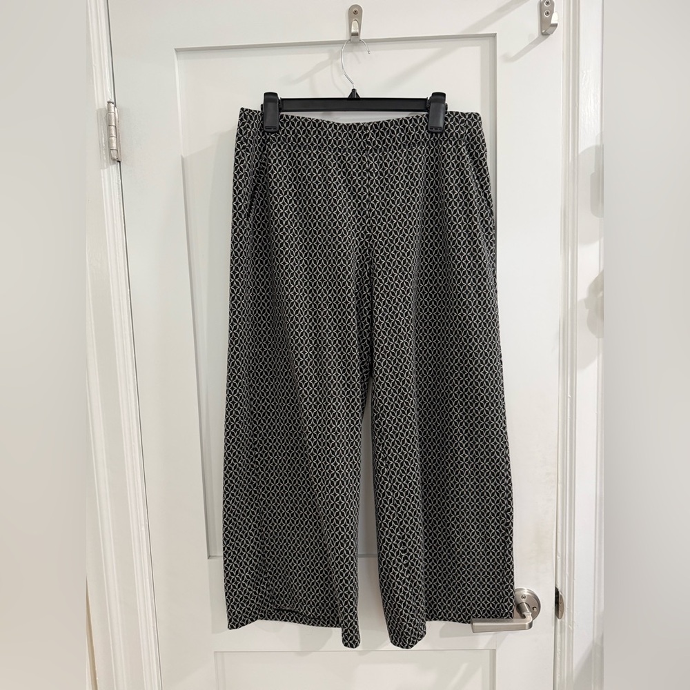 Max studio black + white 13 inch rise wide leg cropped pants (fits like a Large)